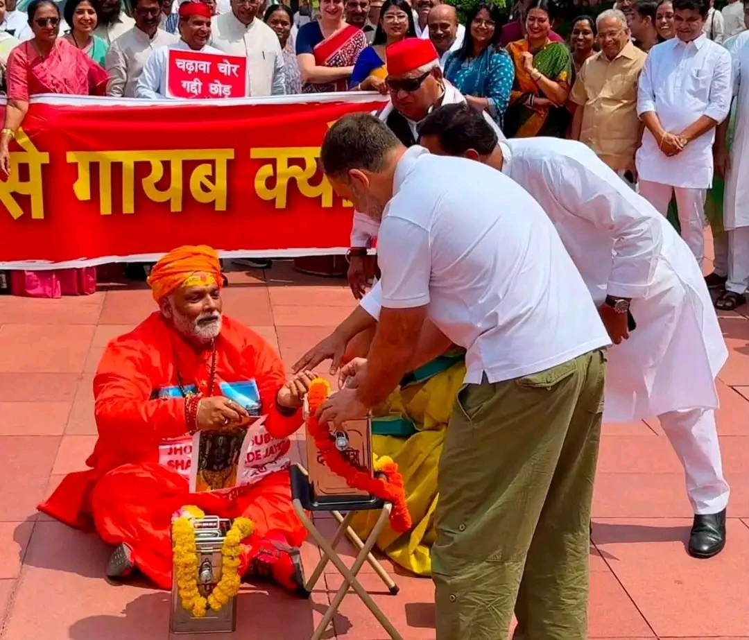 'चढ़ावा चोर - गद्दी छोड़':___ के नारे से गूंजे लोकसभा के सदन:_