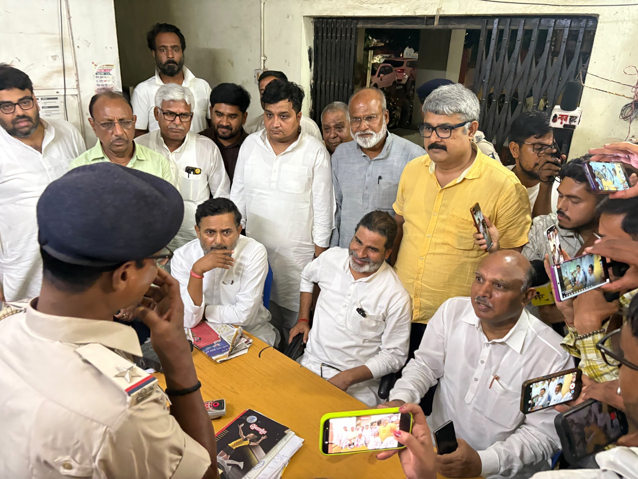 पटना में सियासी हलचल: जक्कनपुर थाने पहुंचे प्रशांत किशोर, 20 नेताओं को हिरासत में लेने का मामला