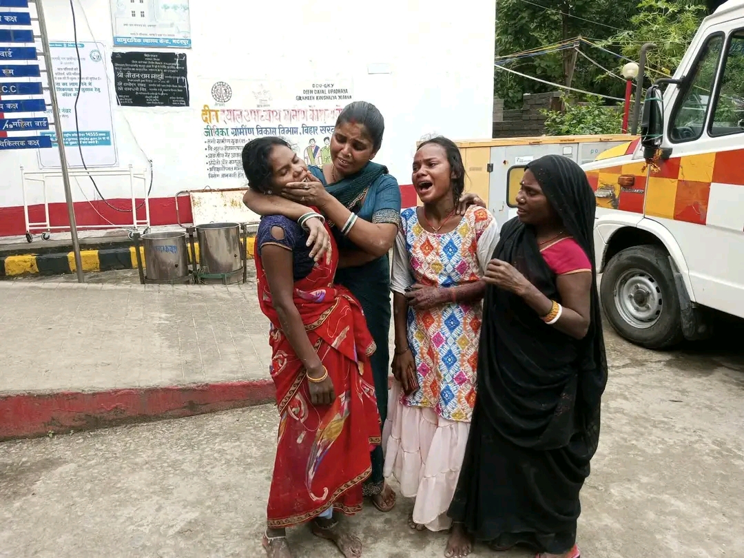 आम के पेड़ के नीचे बैठे दंपती पर गिरी बिजली, पति की मौत, पत्नी झुलसी