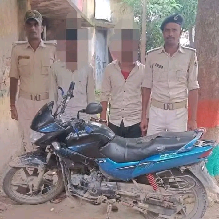 देवहरा चौक पर 50 लीटर देसी शराब के साथ दो युवक गिरफ्तार, बाइक जब्त|
