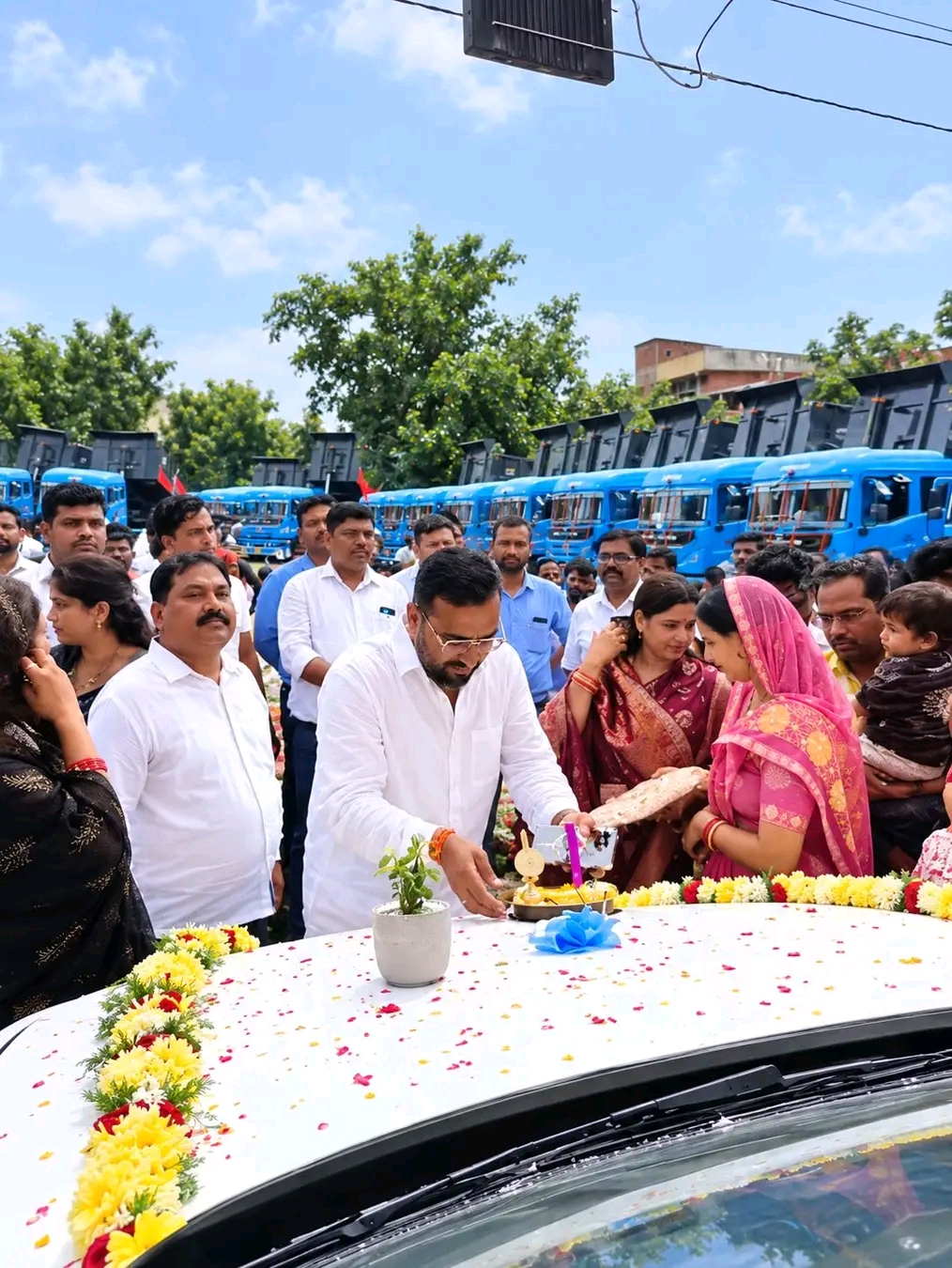 🚛 नासरीगंज में दिखा कारोबार का बड़ा विस्तार, एक साथ 41 ट्रकों की मेगा डिलीवरी