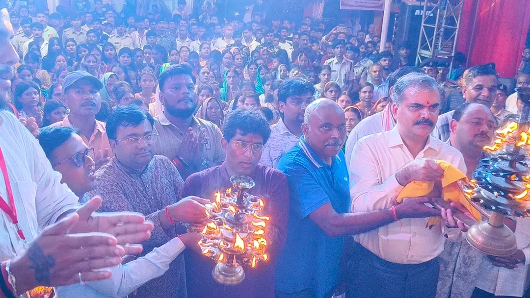 गणेश पूजा महोत्सव में पहुंचे मगध रेंज के आईजी विकास वैभव, महाआरती में हुए शामिल