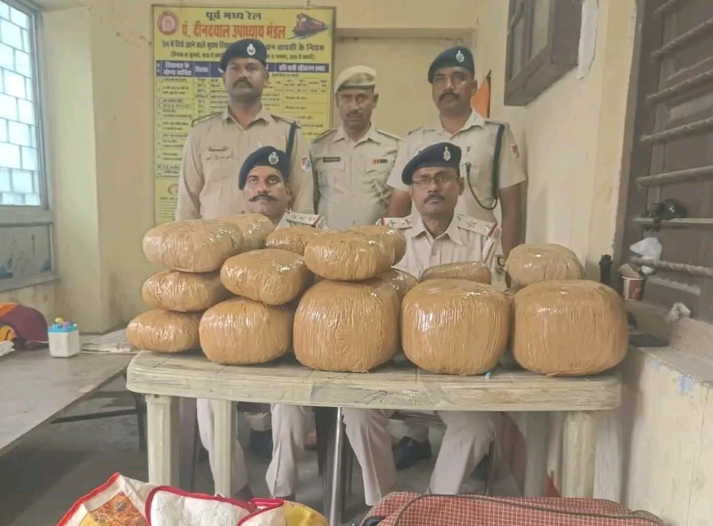 नवीनगर रेलवे स्टेशन पर लावारिस बैगों से करीब 32 किलो गांजा बरामद, तस्करों की तलाश में जुटी रेल पुलिस.